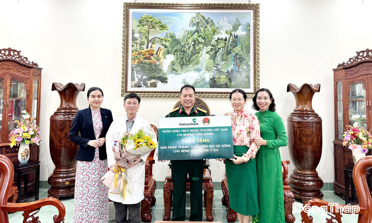 Vietcombank Tiền Giang triển khai QR Code động tại Bệnh viện Quân y 120