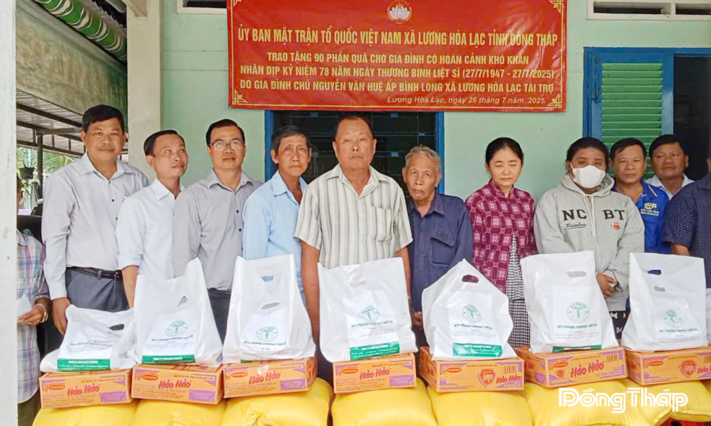 Ủy ban MTTQ xã Lương Hòa Lạc vận động trao quà cho các gia đình có hoàn cảnh khó khăn.