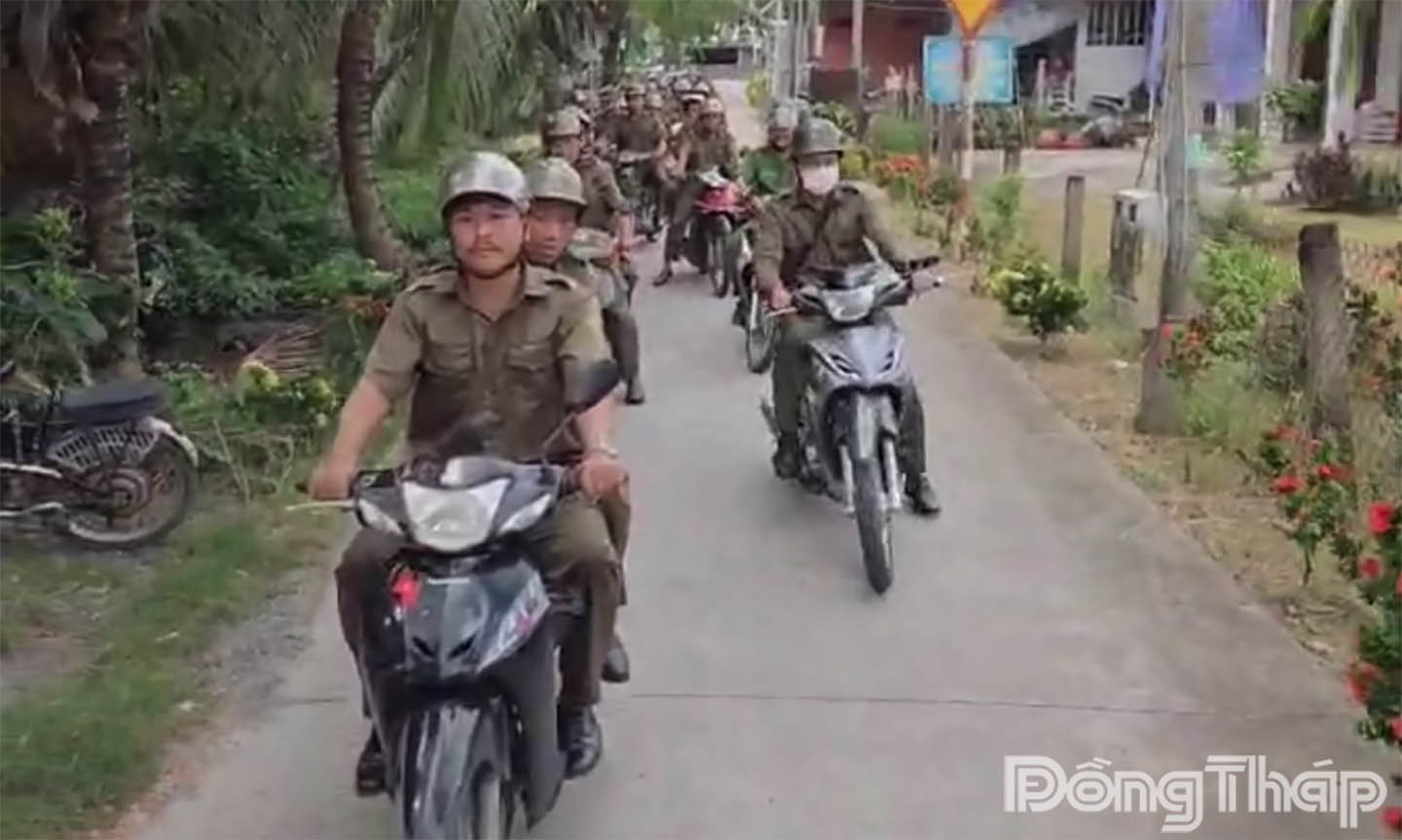 Công an xã Bình Trưng tuần tra trên tuyến đường nông thôn.