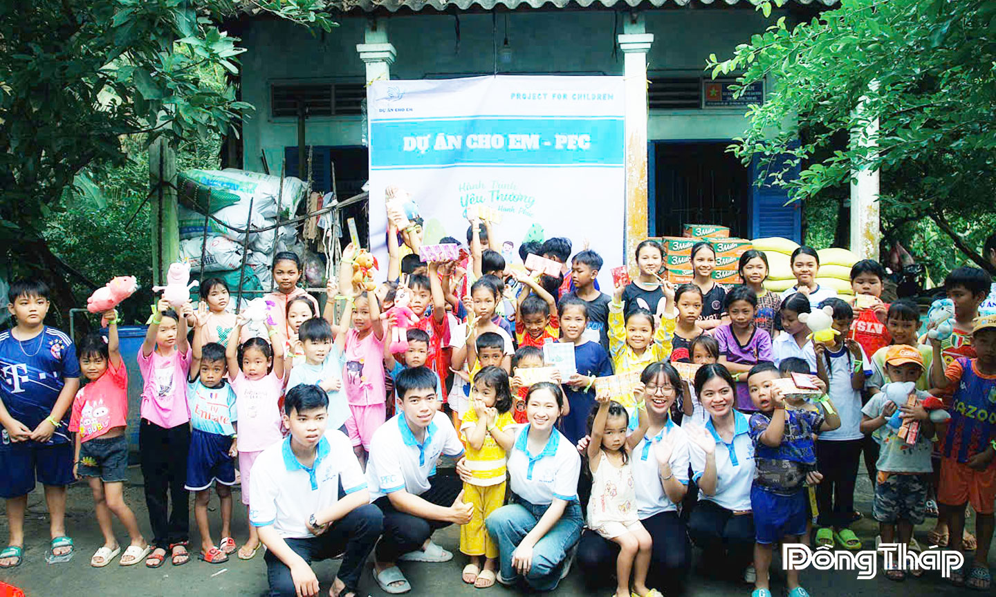 “Dự án cho em” do “thủ lĩnh” Thạch Ngọc Hải sáng lập tổ chức Chương trình “Hành trình yêu thương” tại tỉnh Vĩnh Long.
