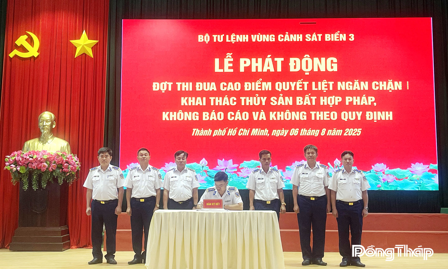 Đại tá Cao Xuân Quận - Phó Chính ủy Vùng Cảnh sát biển 3 ký xác nhận giao ước thi đua của các cơ quan, đơn vị