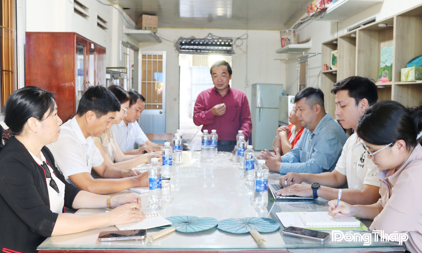 Ông Nguyễn Minh Thiện - Hộ kinh doanh Sen Phù Sa, xã Lai Vung phát biểu trao đổi.