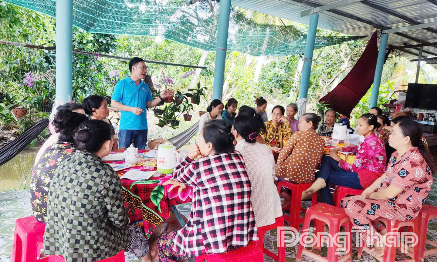 CTA/1,2: CTA/3: Anh Khương trong một buổi tuyên truyền về chính sách BHXH, BHYT cho người dân.