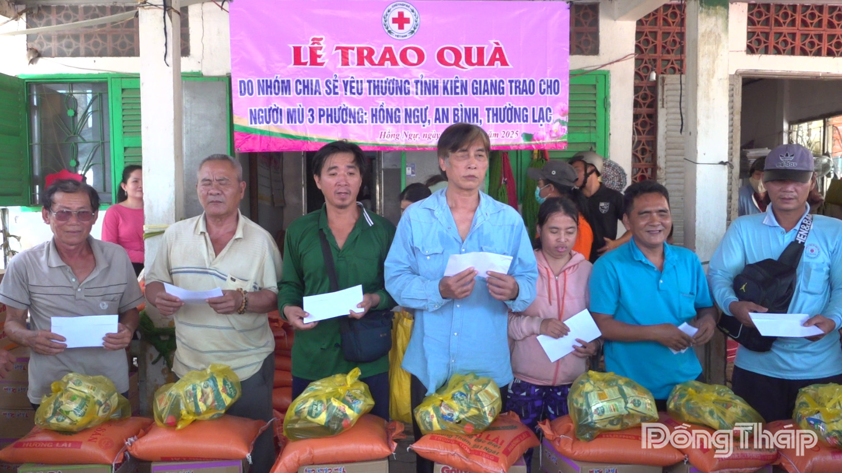 Lễ trao quà cho 100 người mù.