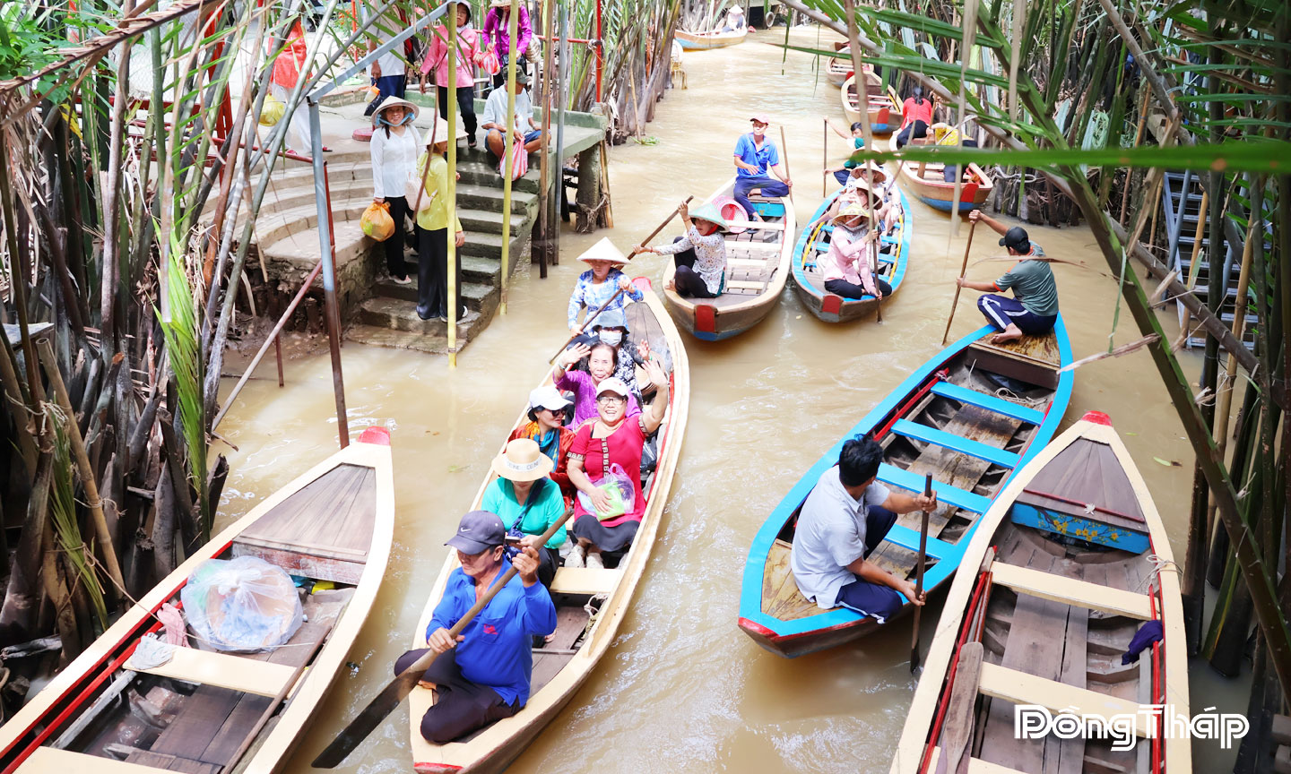 Khách du lịch hào hứng khi được trải nghiệm ngồi đò chèo giữa hàng dừa nước rợp bóng mát ở cù lao Thới Sơn.