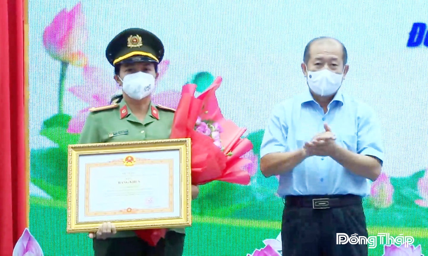 Trung tá Nguyễn Thị Thu Trang nhận Bằng khen của Thủ tướng Chính phủ.
