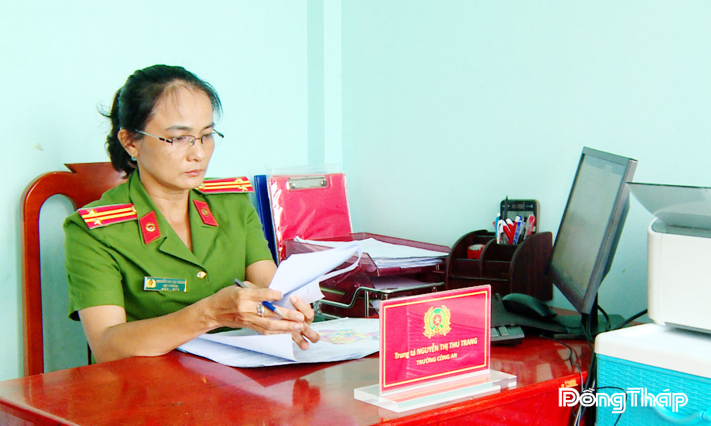 Trung tá Nguyễn Thị Thu Trang, Trưởng Công an xã Tân Dương, tỉnh Đồng Tháp.
