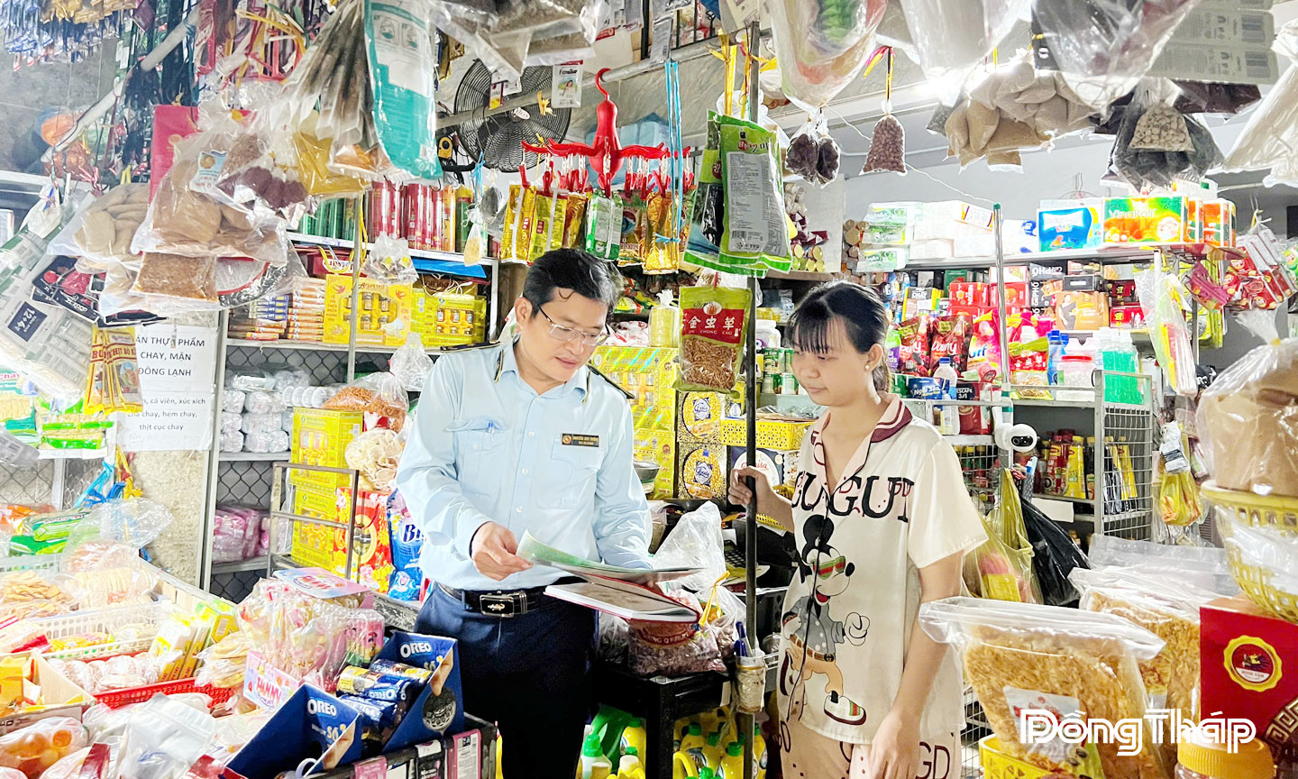 Lực lượng  Quản lý  thị trường đẩy mạnh công tác tuyên truyền đến các cơ sở sản xuất, kinh doanh về các quy định pháp luật liên quan.