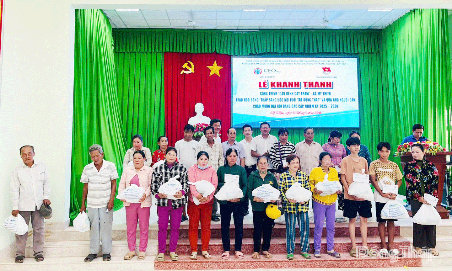 Trao quà cho học sinh, người dân khó khăn 