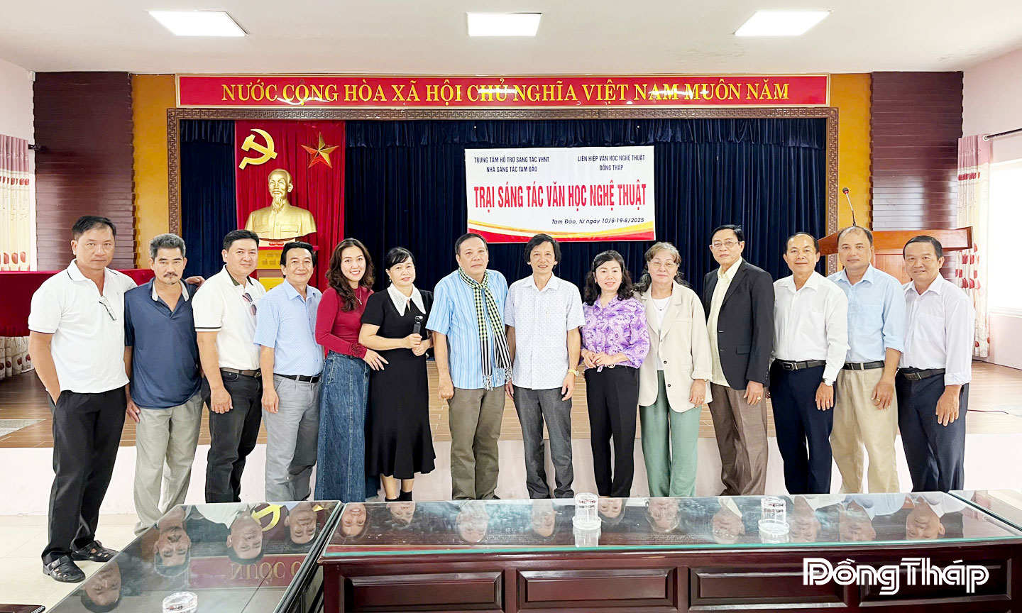 Các văn nghệ sĩ tham gia trại chụp ảnh lưu niệm.