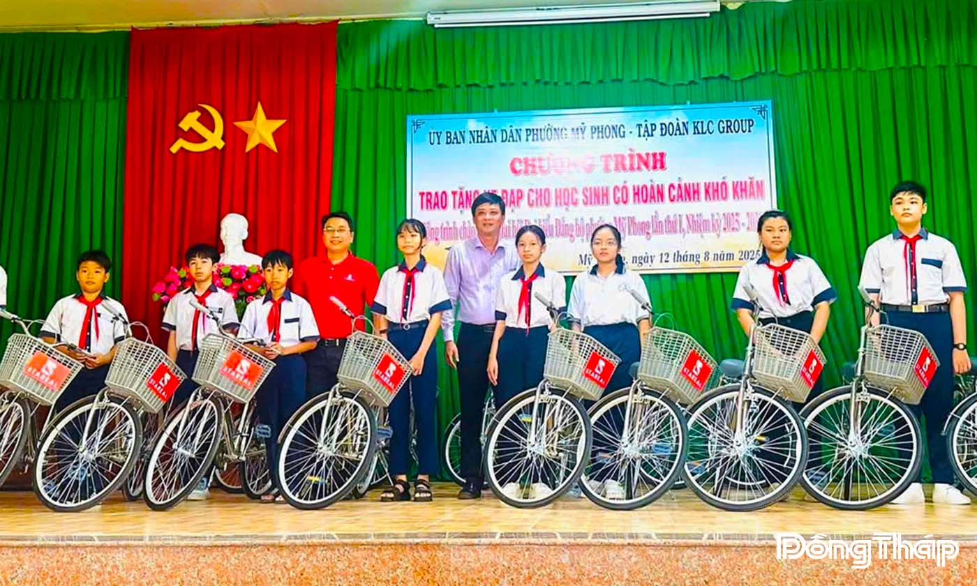 Đoàn Quốc Khương – Phó CT Ủy ban nhân dân phường Mỹ Phong và Ông Phạm Hoàng Phong - Tổng Giám đốc điều hành Công ty Stareal trao tặng xe cho các em học sinh.