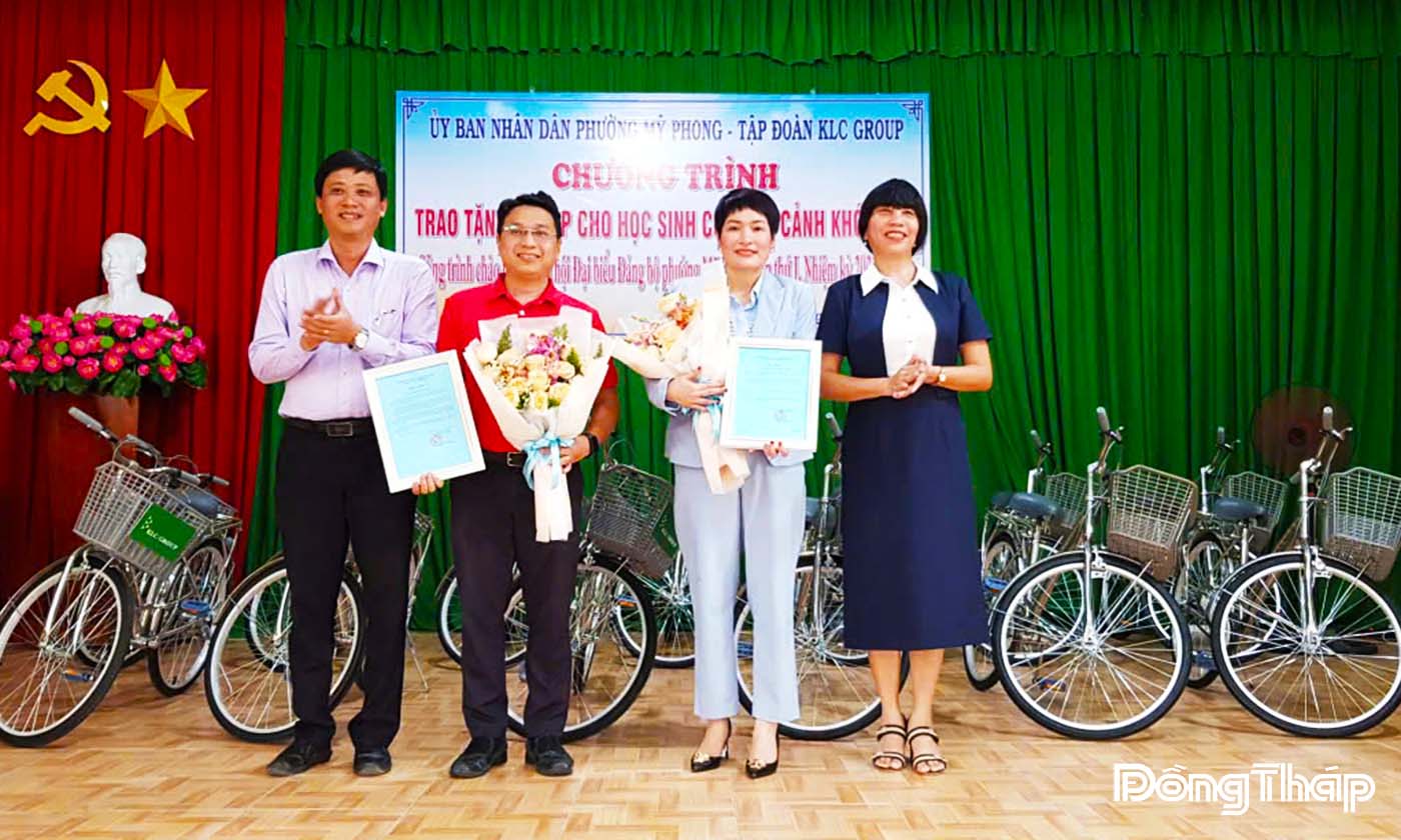 Địa phương tặng hoa và thư cảm ơn đơn vị tài trợ