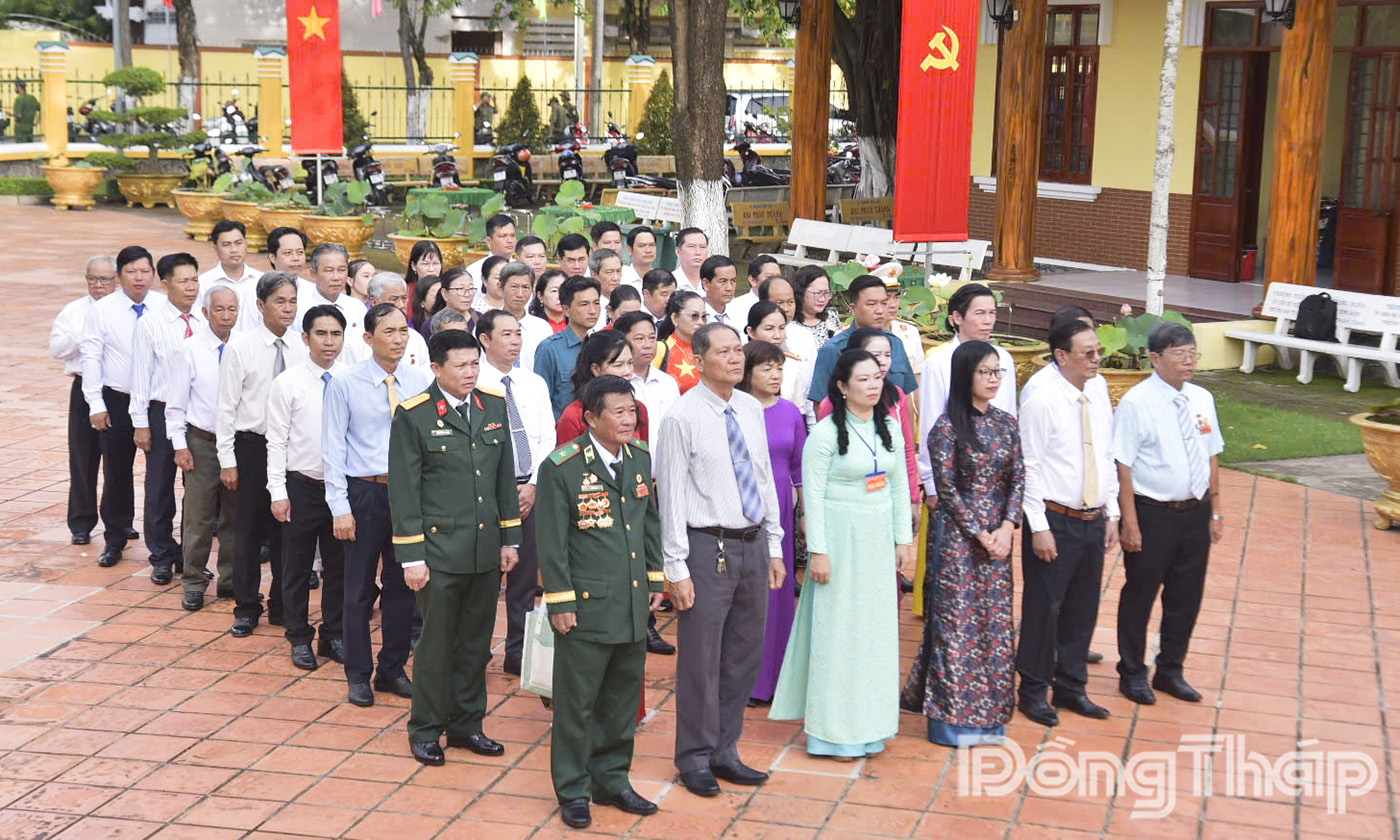 Lãnh đạo tỉnh, phường Long Thuận viếng Đền thờ Liệt sĩ.