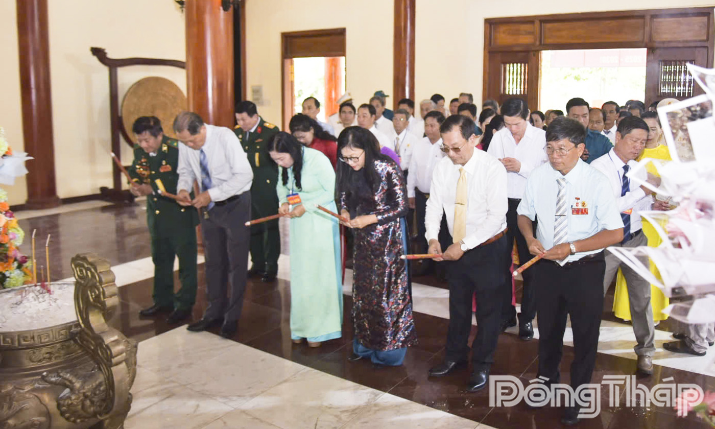 Lãnh đạo tỉnh, phường Long Thuận dâng hương Đền thờ Liệt sĩ.