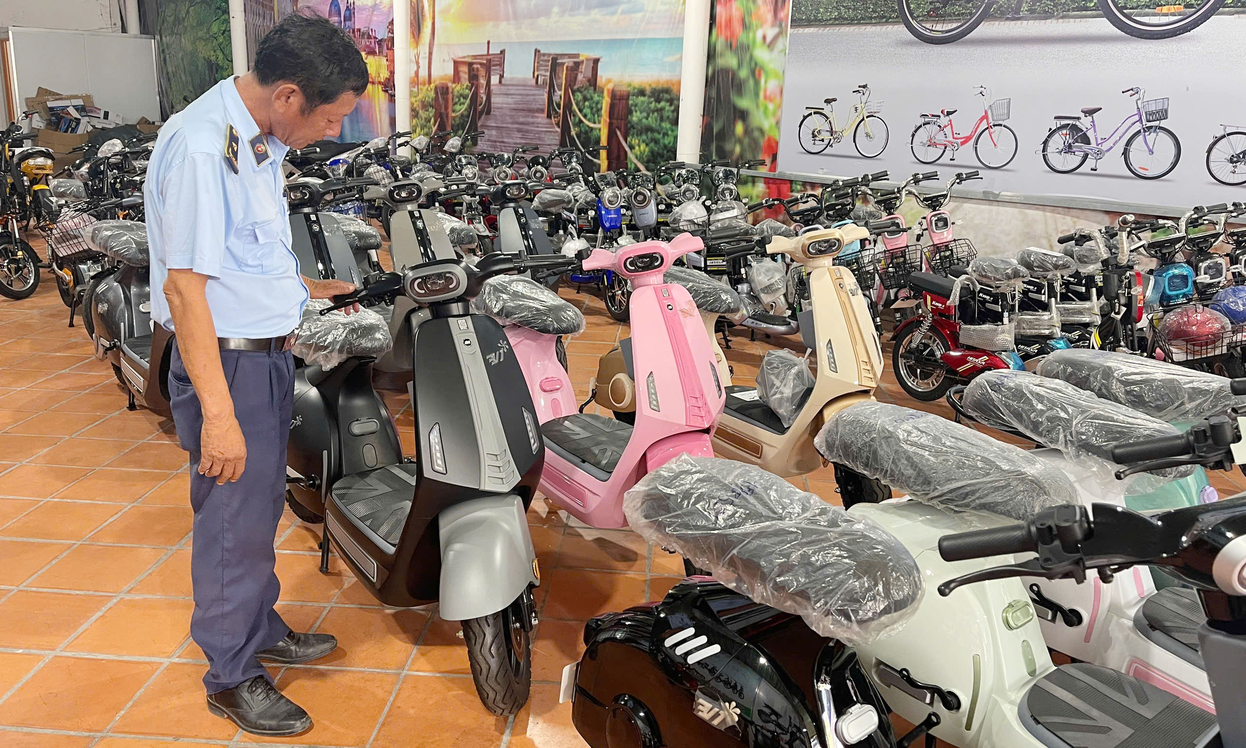 Lực lượng QLTT kiểm tra tại cơ sở kinh doanh xe đạp điện.