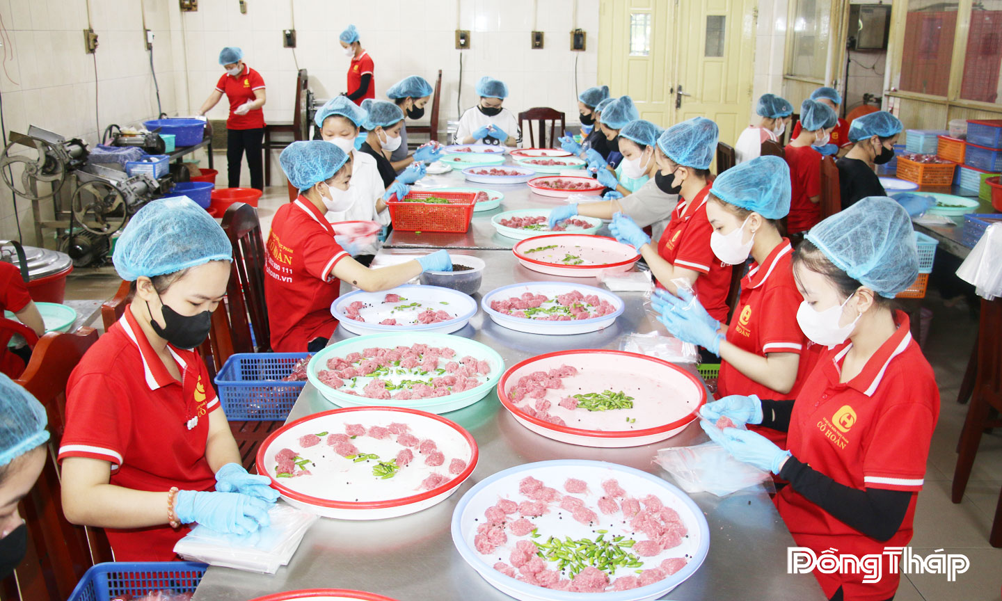 Thời gian qua, để nâng cao giá trị sản xuất, Cơ sở nem Cô Hoàn (xã Lấp Vò) không ngừng đổi mới  thiết bị máy móc, quy trình sản xuất sản phẩm đặc trưng thuộc Chương trình OCOP .