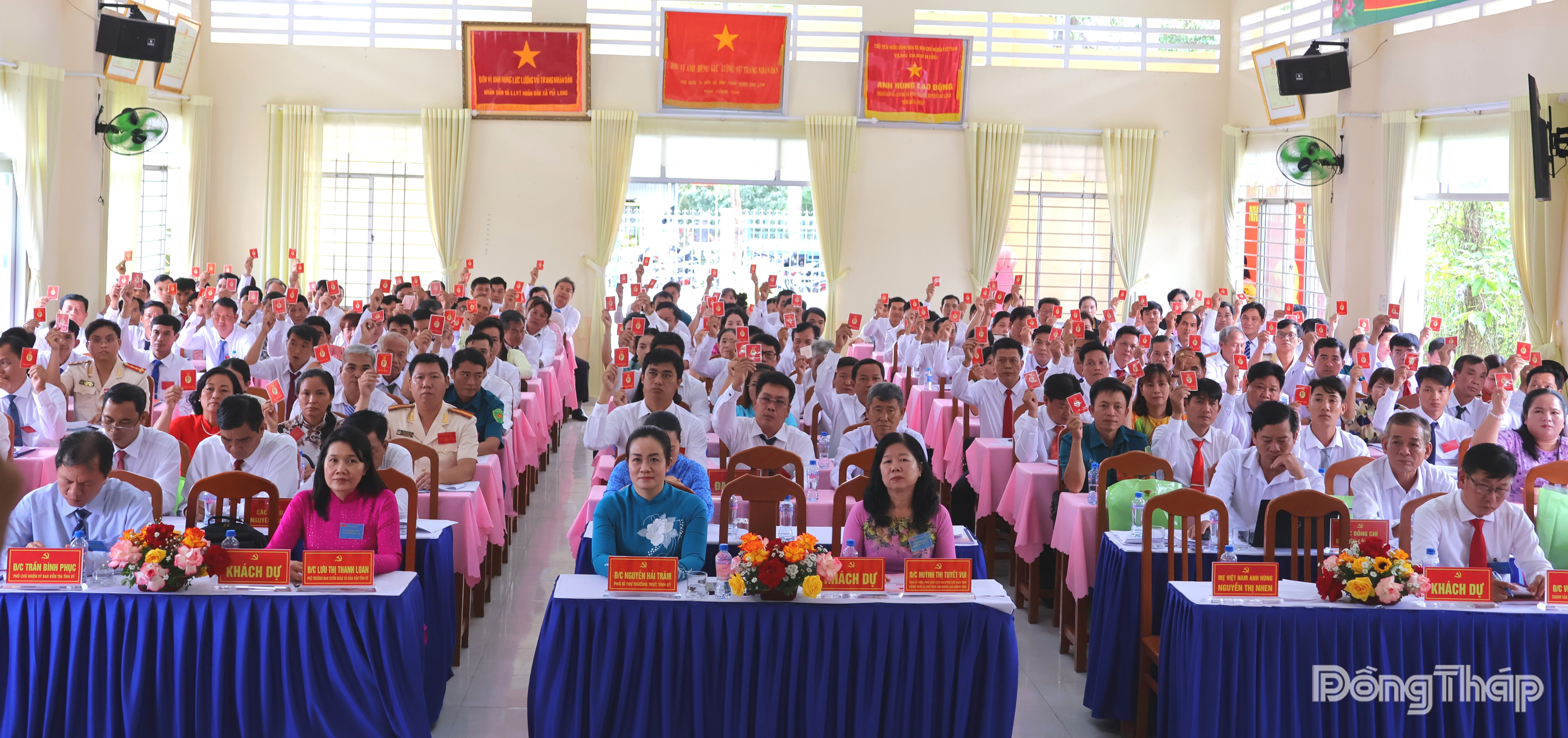 Đại biểu biểu quyết tại Đại hội