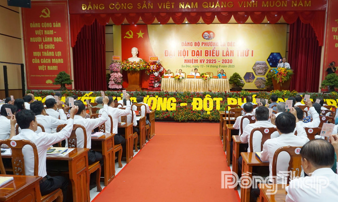 Đại biểu biểu quyết các chỉ tiêu Nghị quyết Đại hội