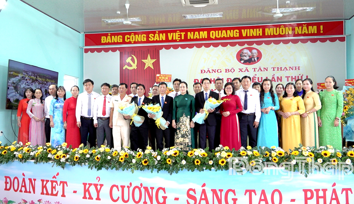 Ban Chấp hành Đảng bộ xã Tân Thạnh nhiệm kỳ 2025 - 2030 ra mắt trước Đại hội và chụp ảnh lưu niệm với lãnh đạo tỉnh