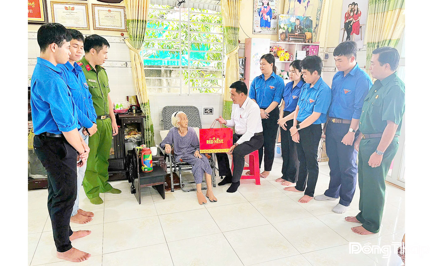 Chủ tịch Ủy ban Mặt trận Tổ quốc Việt Nam phường Đạo Thạnh Diệp Chánh Thanh cùng các đoàn viên tặng quà cho Mẹ Việt Nam Anh hùng Nguyễn Thị Chi nhân Ngày Thương binh - Liệt sĩ 27-7-2025. 