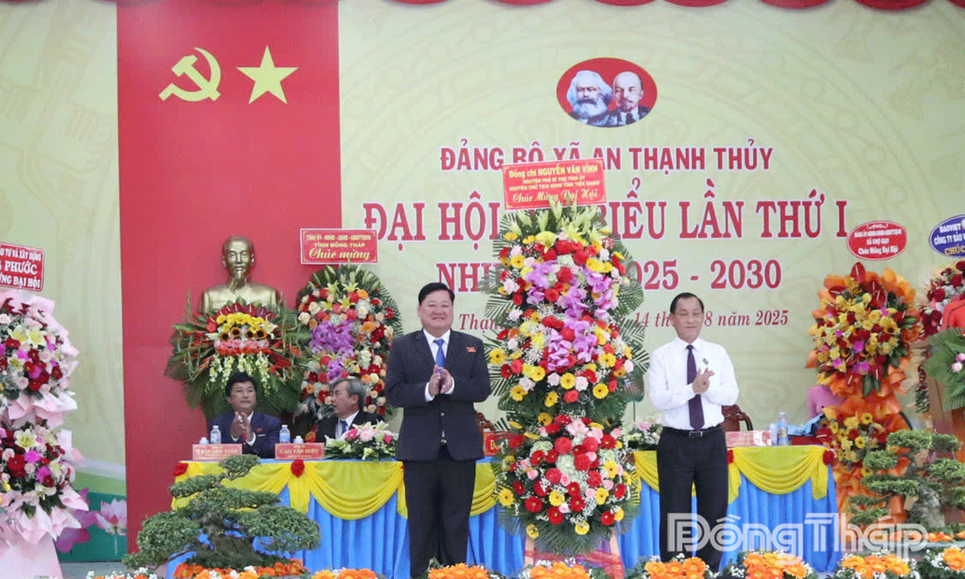 Đồng chí Nguyễn Văn Vĩnh, nguyên Phó Bí thư Tỉnh ủy, nguyên Chủ tịch Ủy ban nhân dân tỉnh Tiền Giang (cũ) tặng hoa chúc mừng Đại hội.