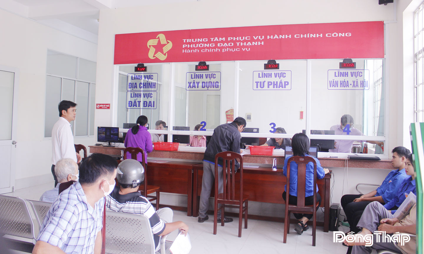 Trung tâm Phục vụ hành chính công phường Đạo Thạnh tiếp nhận và giải quyết thủ tục hành chính nhanh chóng, thuận tiện cho người dân.
