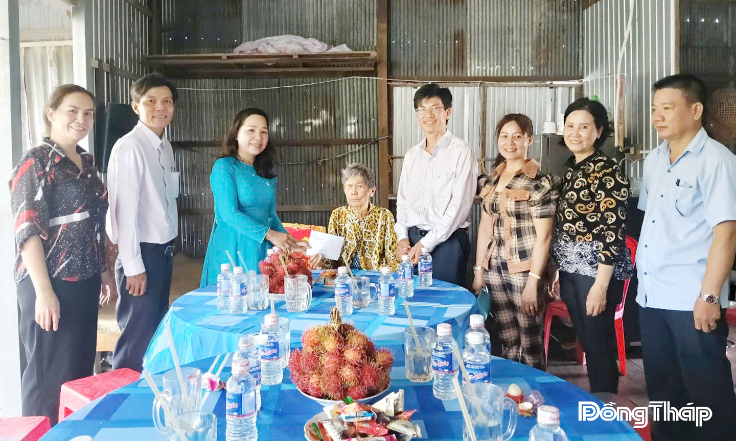 Đồng chí Huỳnh Thị Thu Thủy, Bí thư Đảng ủy, Chủ tịch Hội đồng nhân dân xã Phú Thọ (thứ 3 từ trái sang) đến thăm, tặng quà gia đình chính sách.