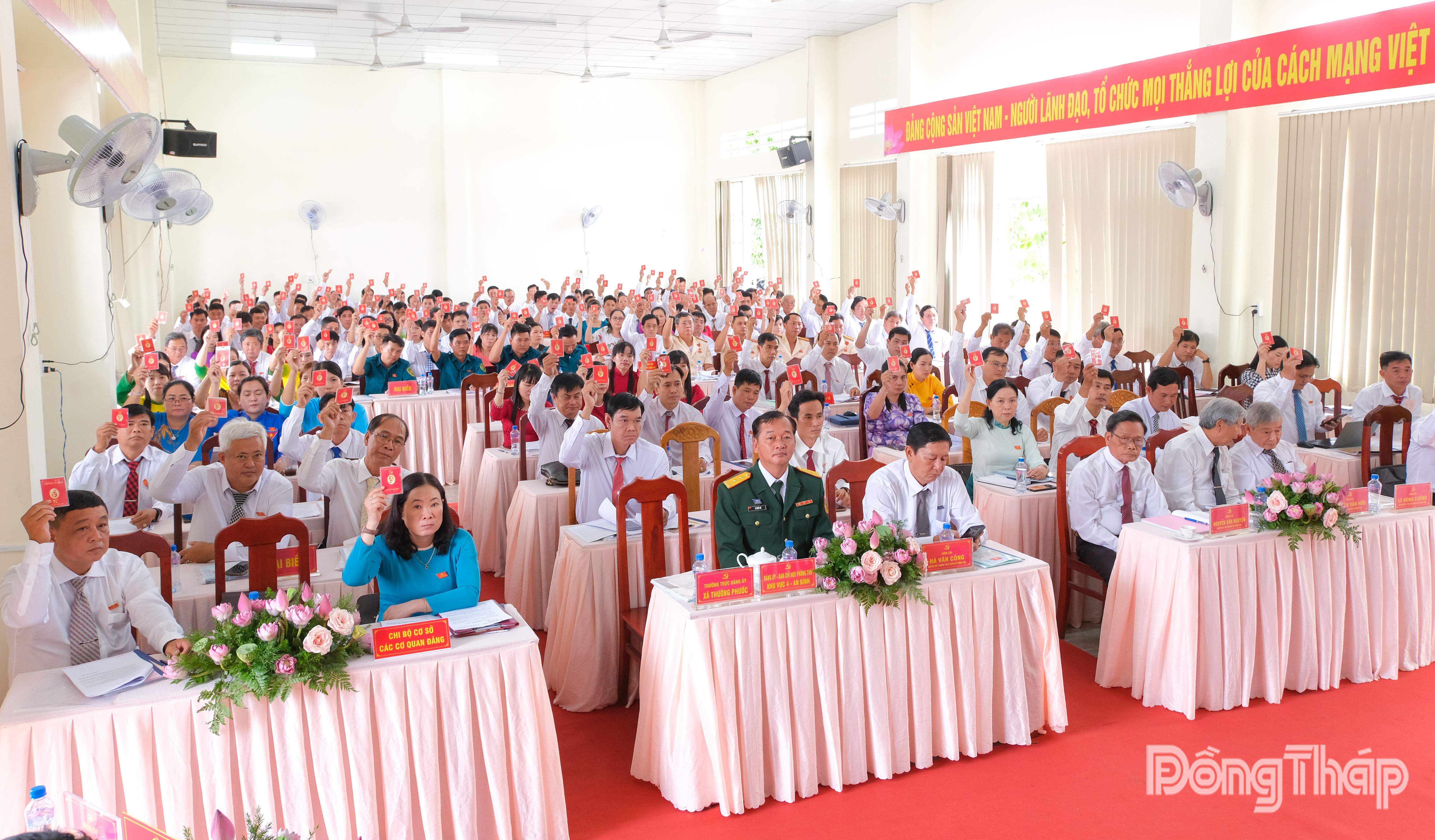 Đại biểu biểu quyết thông qua các chỉ tiêu.