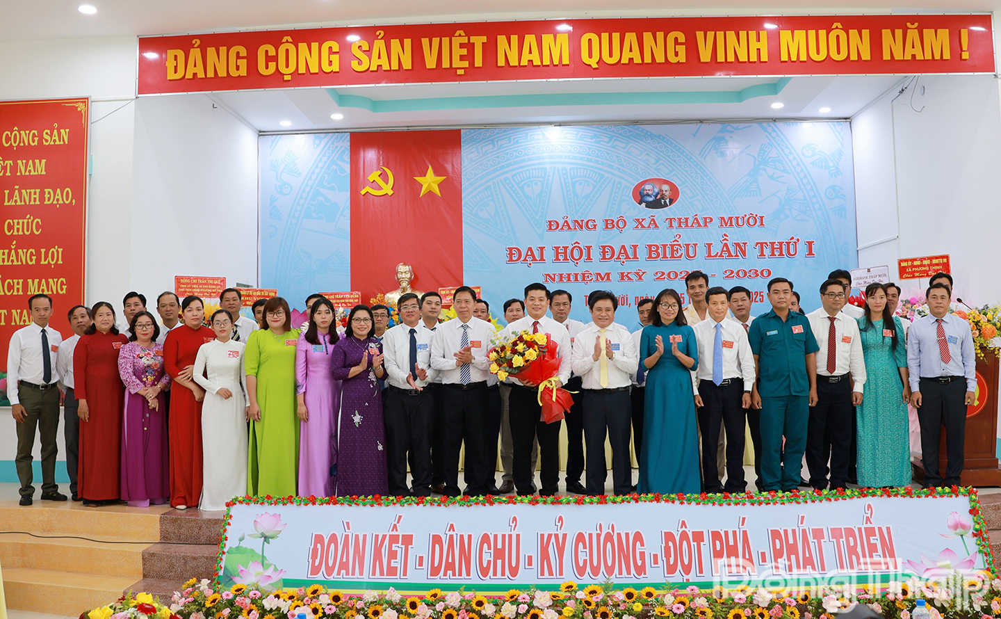 Đồng chí Trần Văn Dũng, Ủy viên Ban Thường vụ Tỉnh ủy, Phó Chủ tịch Thường trực UBND tỉnh trao tặng hoa chúc mừng Ban Chấp hành Đảng bộ xã Tháp Mười, nhiệm kỳ 2025 - 2030.
