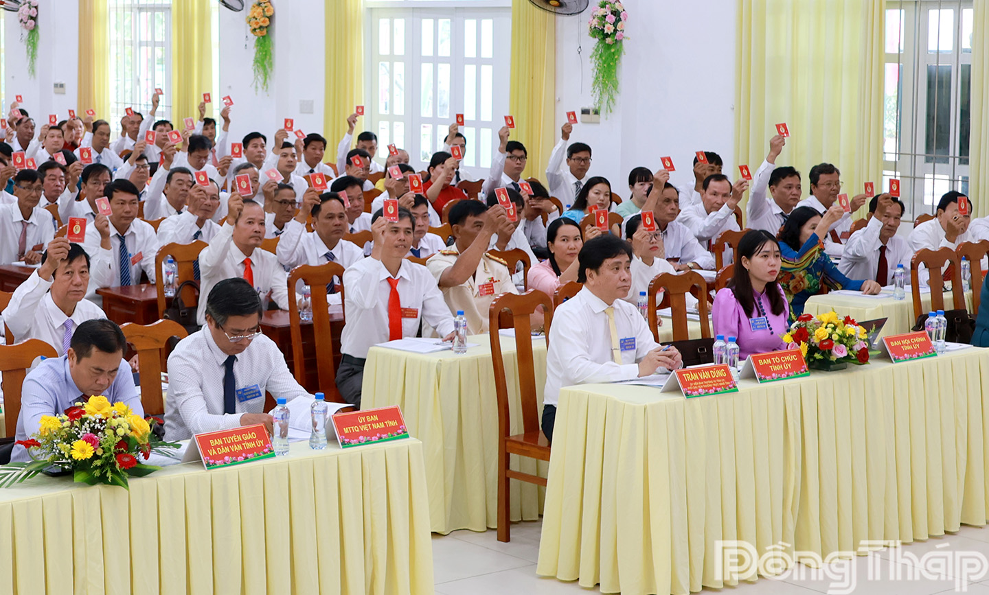 Các đại biểu biểu quyết thông qua các chỉ tiêu chủ yếu trong nhiệm kỳ mới tại Đại hội.