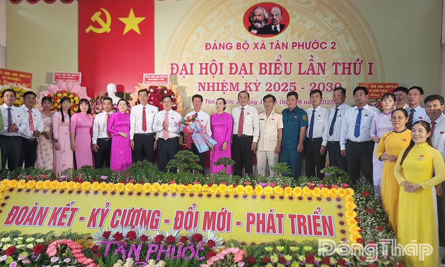 Ban Chấp hành Đảng bộ xã Tân Phước 2 nhiệm kỳ 2025 - 2030 ra mắt tại Đại hội.
