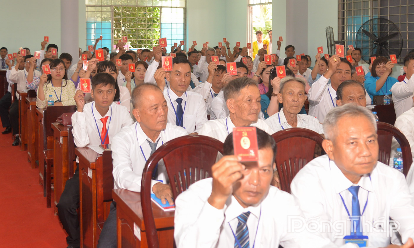 Đại biểu dự Đại hội biểu quyết thông qua dự thảo Nghị quyết Đại hội.