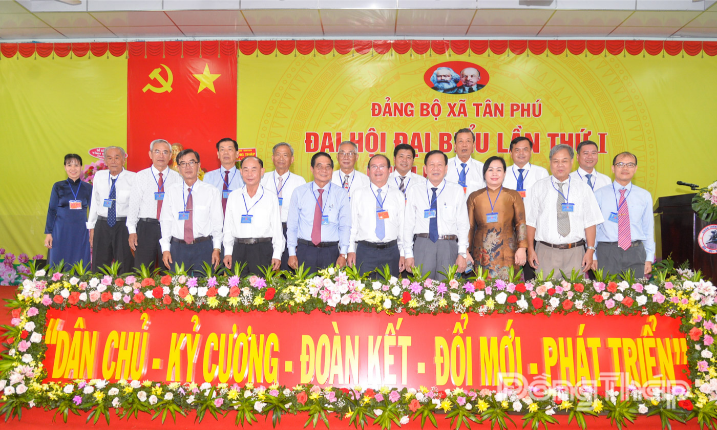 Đại biểu dự Đại hội chụp ảnh lưu niệm.