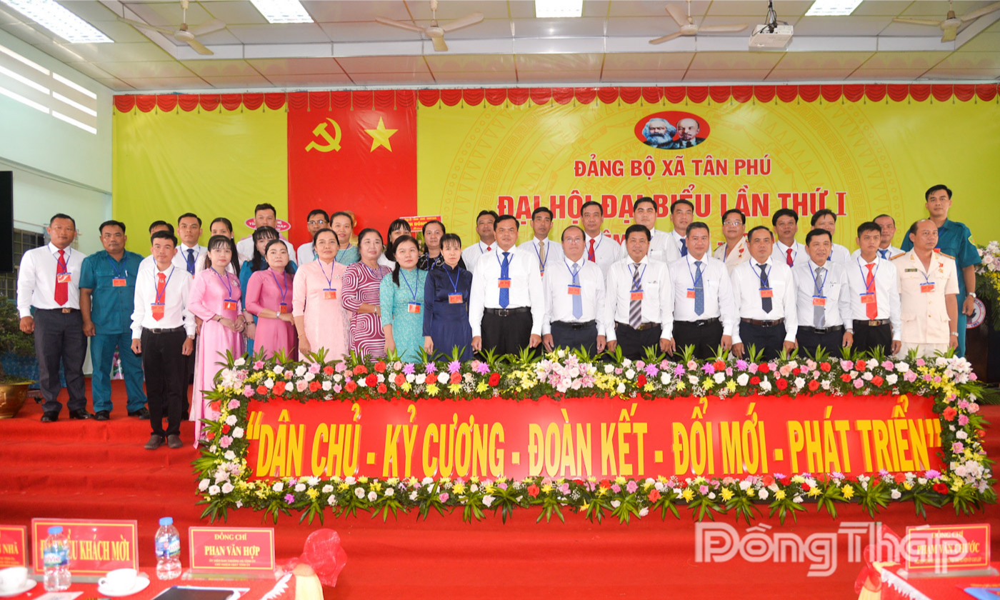 Ban Chấp hành Đảng bộ xã Tân Phú ra mắt trước Đại hội.