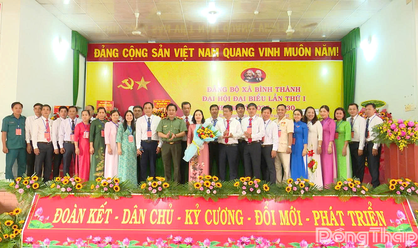 Đồng chí Lâm Phước Nguyên, Ủy viên Ban Thường vụ Tỉnh ủy, Giám đốc Công an tỉnh tặng hoa chúc mừng Ban Chấp hành Đảng bộ xã Bình Thành nhiệm kỳ 2025 - 2030