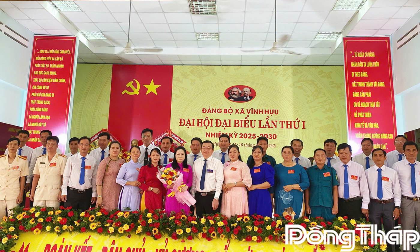 Đồng chí Phan Văn Thương tặng hoa chúc mừng Ban Chấp hành Đảng bộ xã Vĩnh Hựu nhiệm kỳ 2025-2030.
