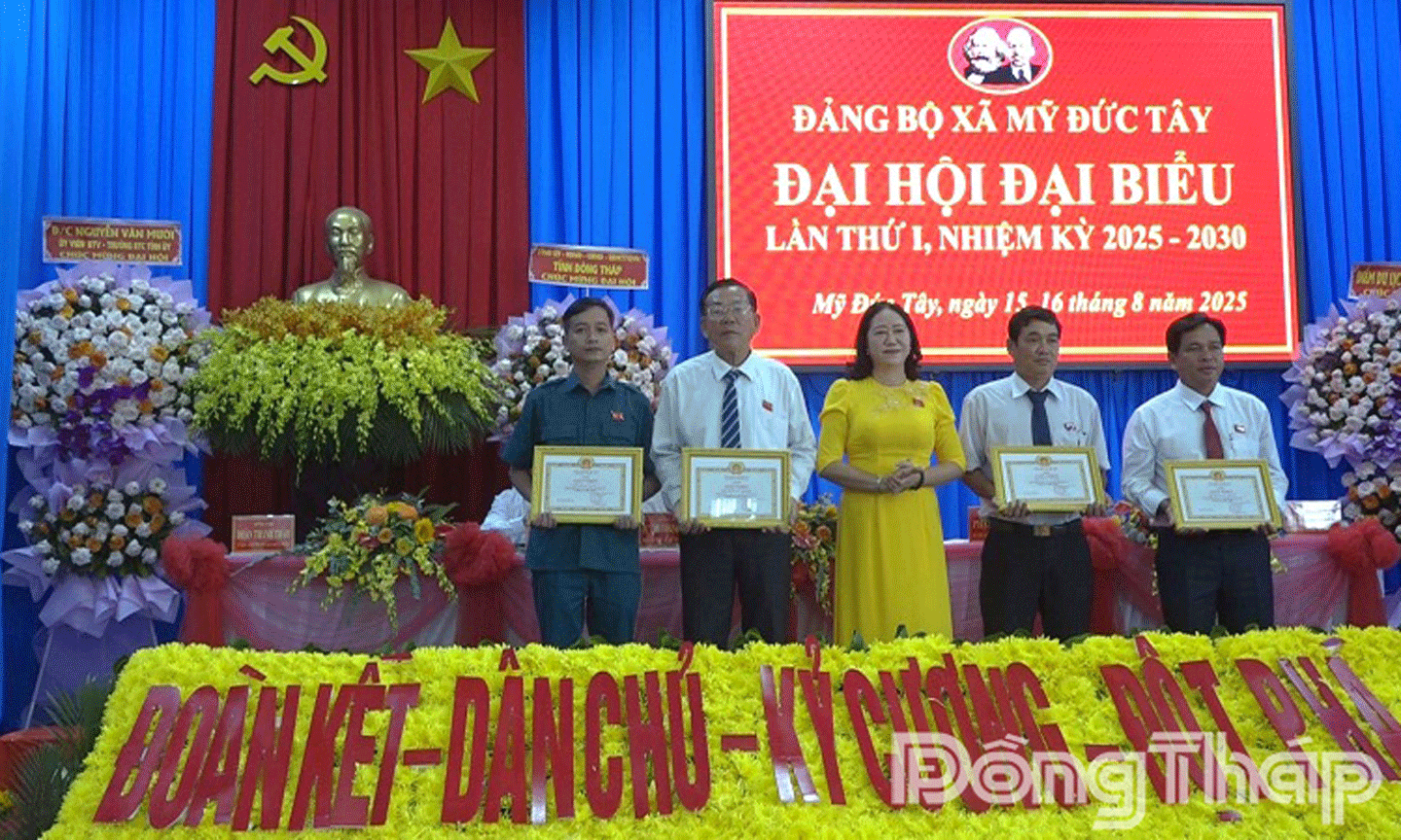 Bí thư Đảng ủy xã Mỹ Đức Tây Phạm Thị Tại khen thưởng cho cá nhân, tập thể có thành tích tiêu biểu, xuất sắc trong nhiệm kỳ 2020 - 2025.