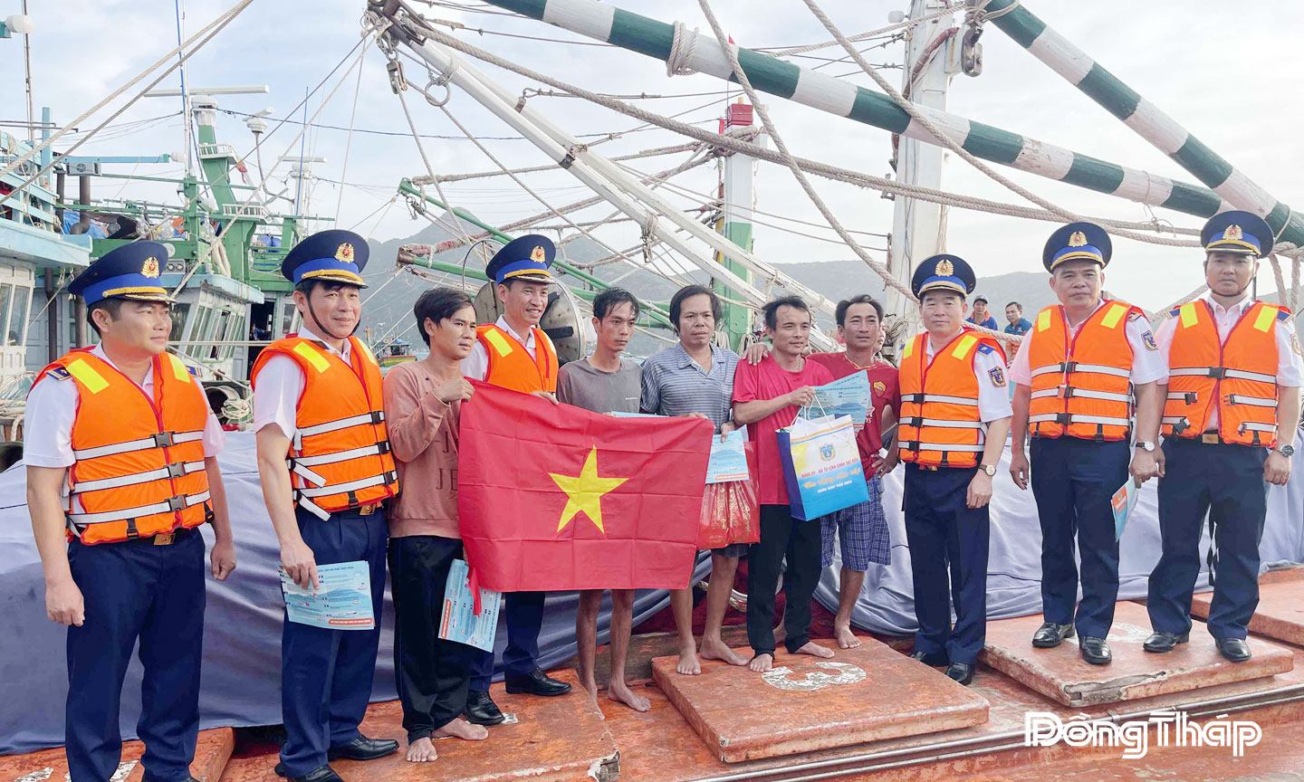 Tặng cờ và quà cho ngư dân, nhân dân tại Đặc khu Côn Đảo, TP. Hồ Chí Minh.