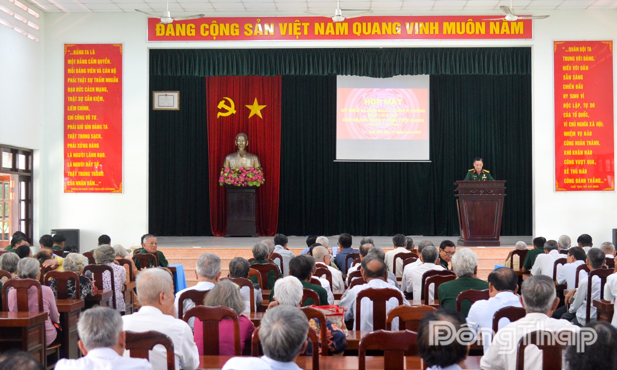 Quang cảnh họp mặt.
