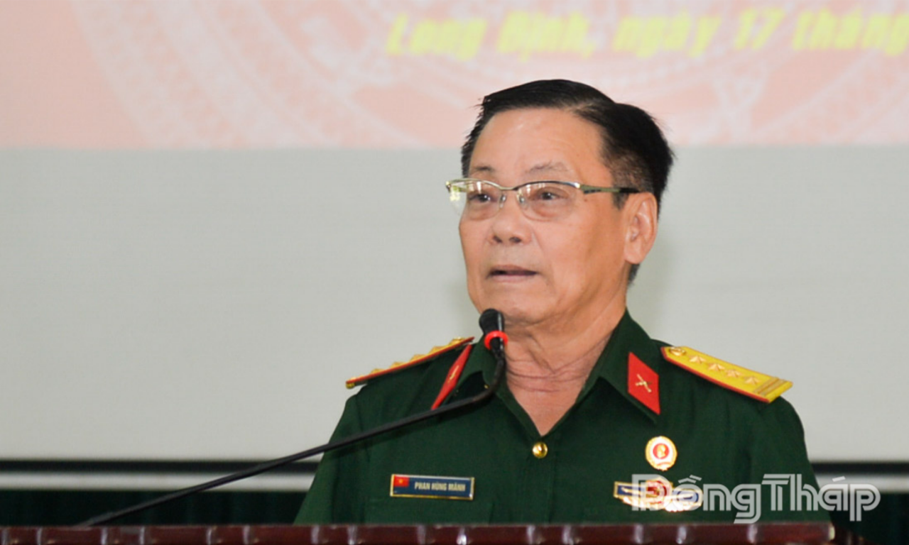 Đại tá Phan Hùng Mãnh, Phó Chủ tịch Ủy ban Mặt trận Tổ quốc Việt Nam tỉnh, Chủ tịch Hội Cựu chiến binh tỉnh Đồng Tháp, Trưởng Ban Liên lạc truyền thống ngành Quân y tỉnh Tiền Giang phát biểu tại buổi họp mặt.