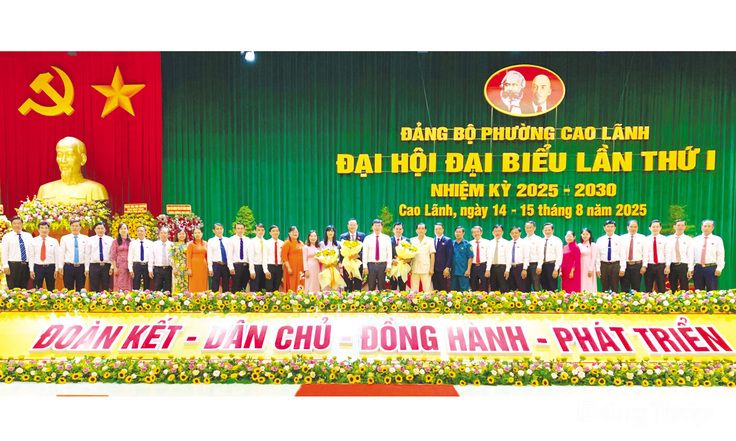 Đồng chí Lê Quốc Phong, Ủy viên Ban Chấp hành Trung ương Đảng, Bí thư Tỉnh ủy, Trưởng đoàn Đại biểu Quốc hội tỉnh Đồng Tháp (thứ 3 từ phải sang) tặng hoa chúc mừng Đại hội đại biểu Đảng bộ phường Cao Lãnh nhiệm kỳ 2025 - 2030.