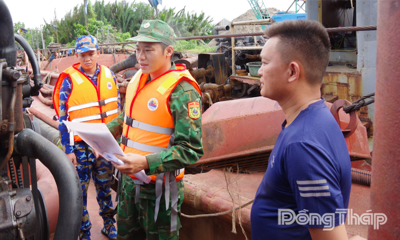Tổ công tác kiểm tra phương tiện HD-2779.