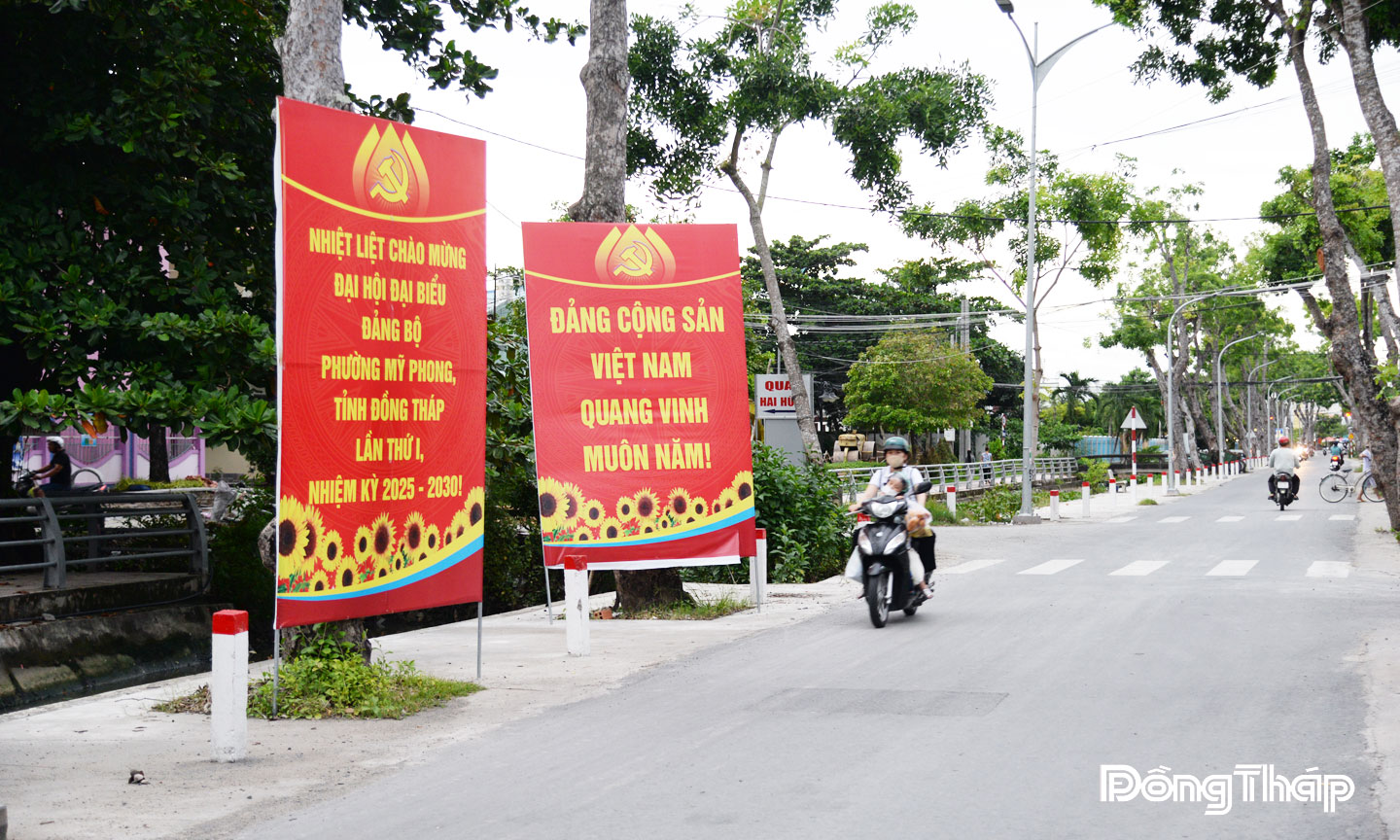 Trang trí khẩu hiệu chào mừng Đại hội Đảng bộ phường Mỹ Phong nhiệm kỳ 2025 - 2030.