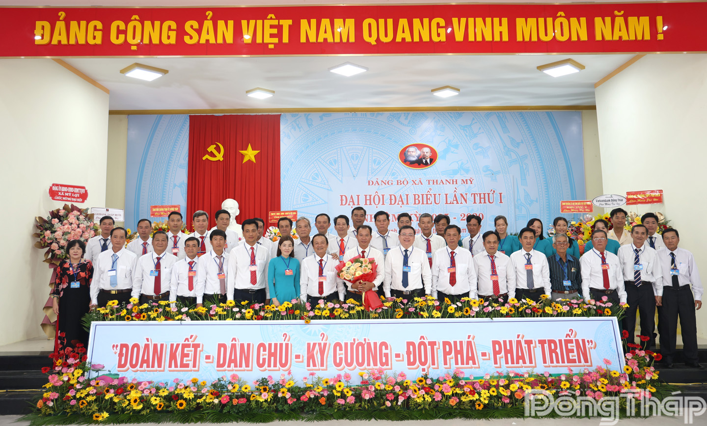 Đồng chí Phan Văn Thương, Ủy viên Ban Thường vụ Tỉnh ủy, Trưởng Ban Nội chính Tỉnh ủy và đại biểu chụp ảnh lưu niệm với Ban Chấp hành Đảng bộ xã Thanh Mỹ nhiệm kỳ 2025 - 2030