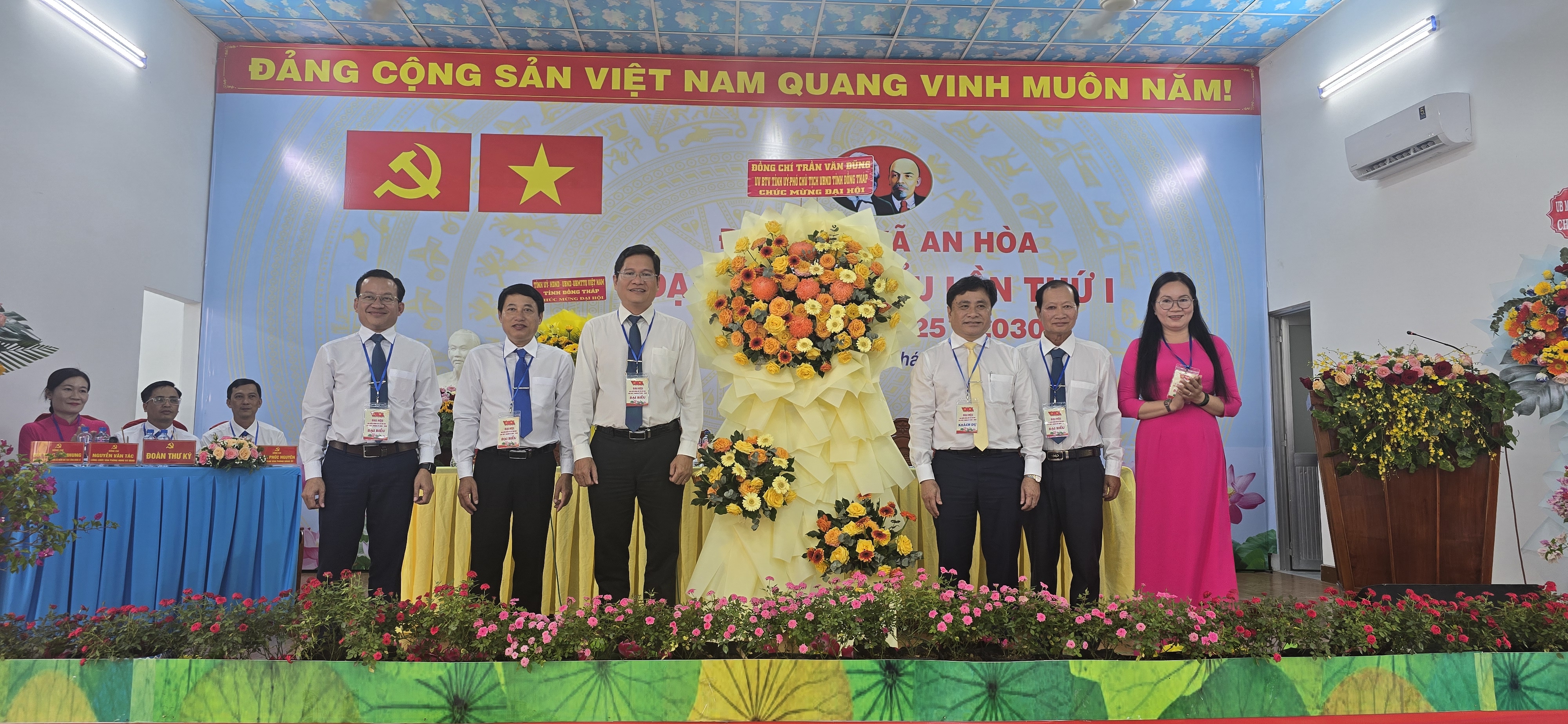 Đồng chí Trần Văn Dũng, Ủy viên Ban Thường vụ Tỉnh ủy, Phó Chủ tịch UBND tỉnh Đồng Tháp tặng hoa chúc mừng Đại hội.