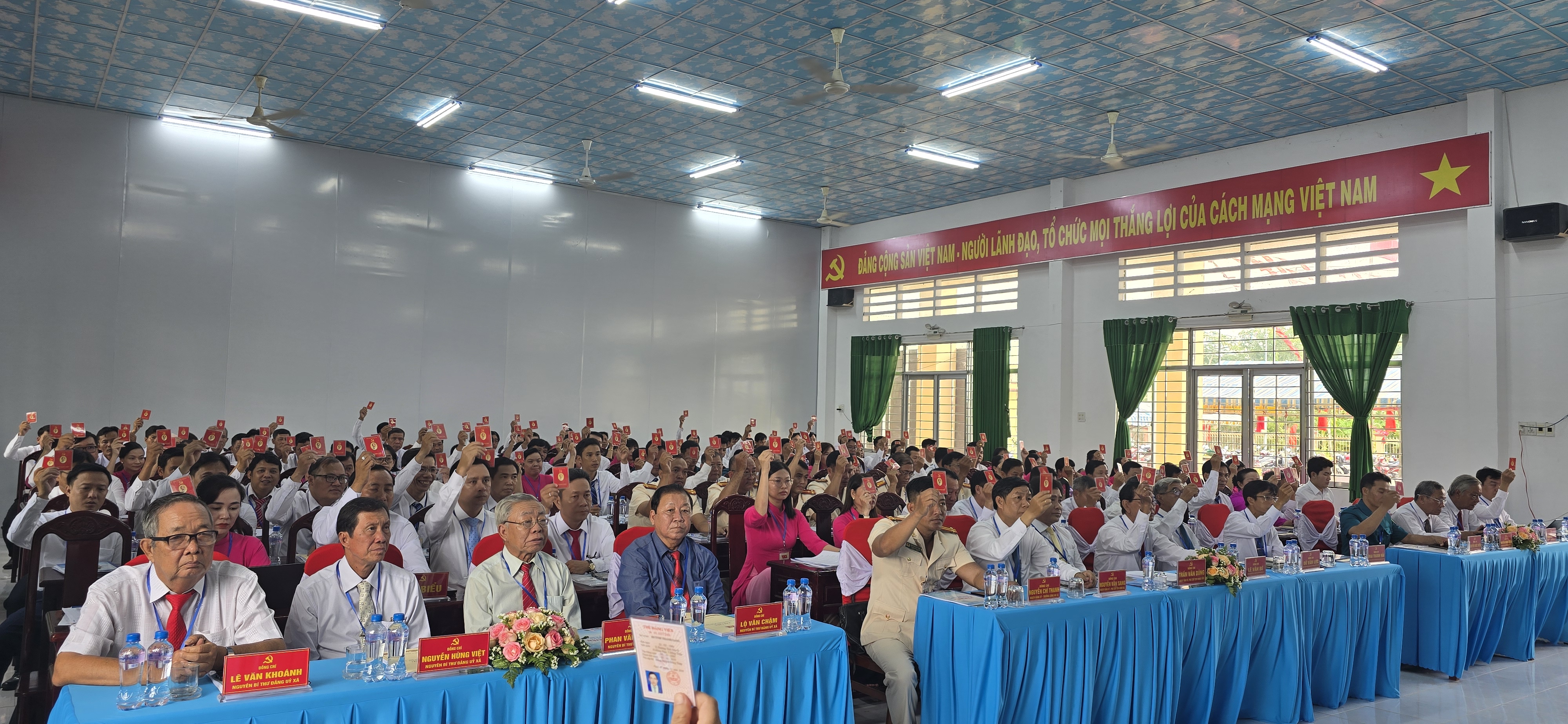 Đại biểu biểu quyết tại Đại hội.