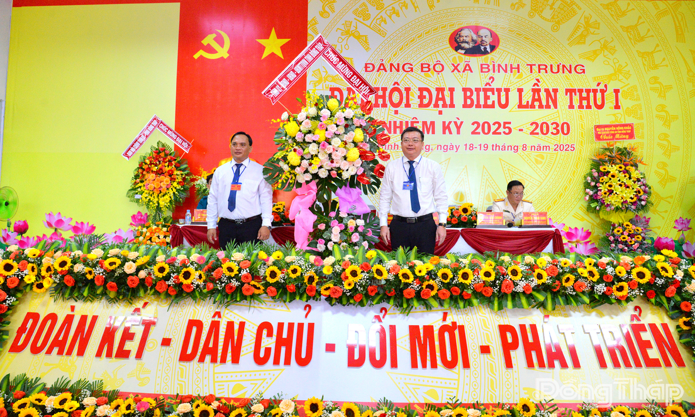Đồng chí Phan Văn Thương tặng hoa chúc mừng Đại hội.