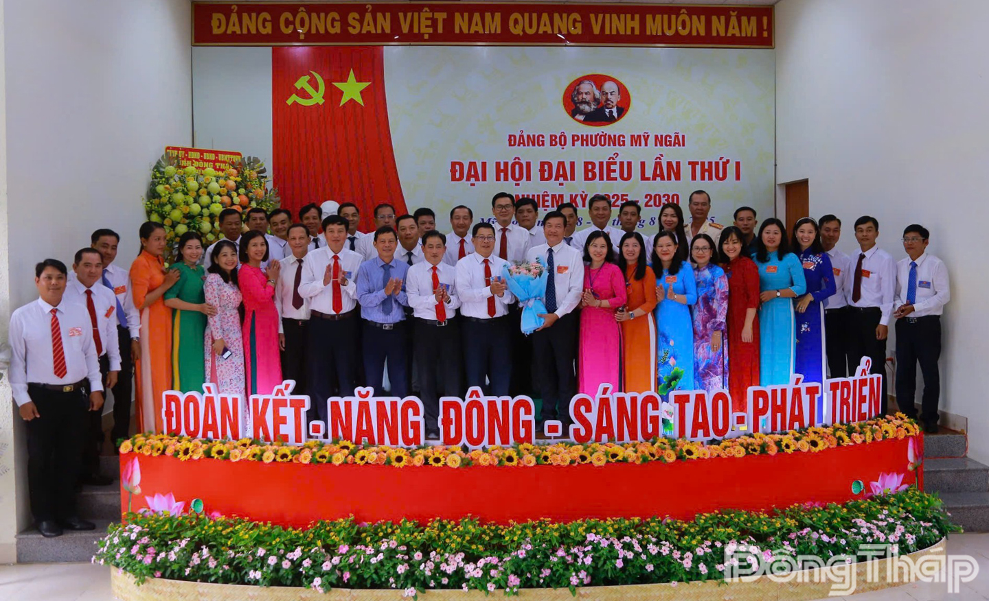 Đồng chí Trần Thanh Nguyên, Ủy viên Ban Thường vụ Tỉnh ủy, Phó Chủ tịch Hội đồng nhân dân tỉnh Đồng Tháp tặng hoa chúc mừng Ban Chấp hành Đảng bộ phường Mỹ Ngãi.