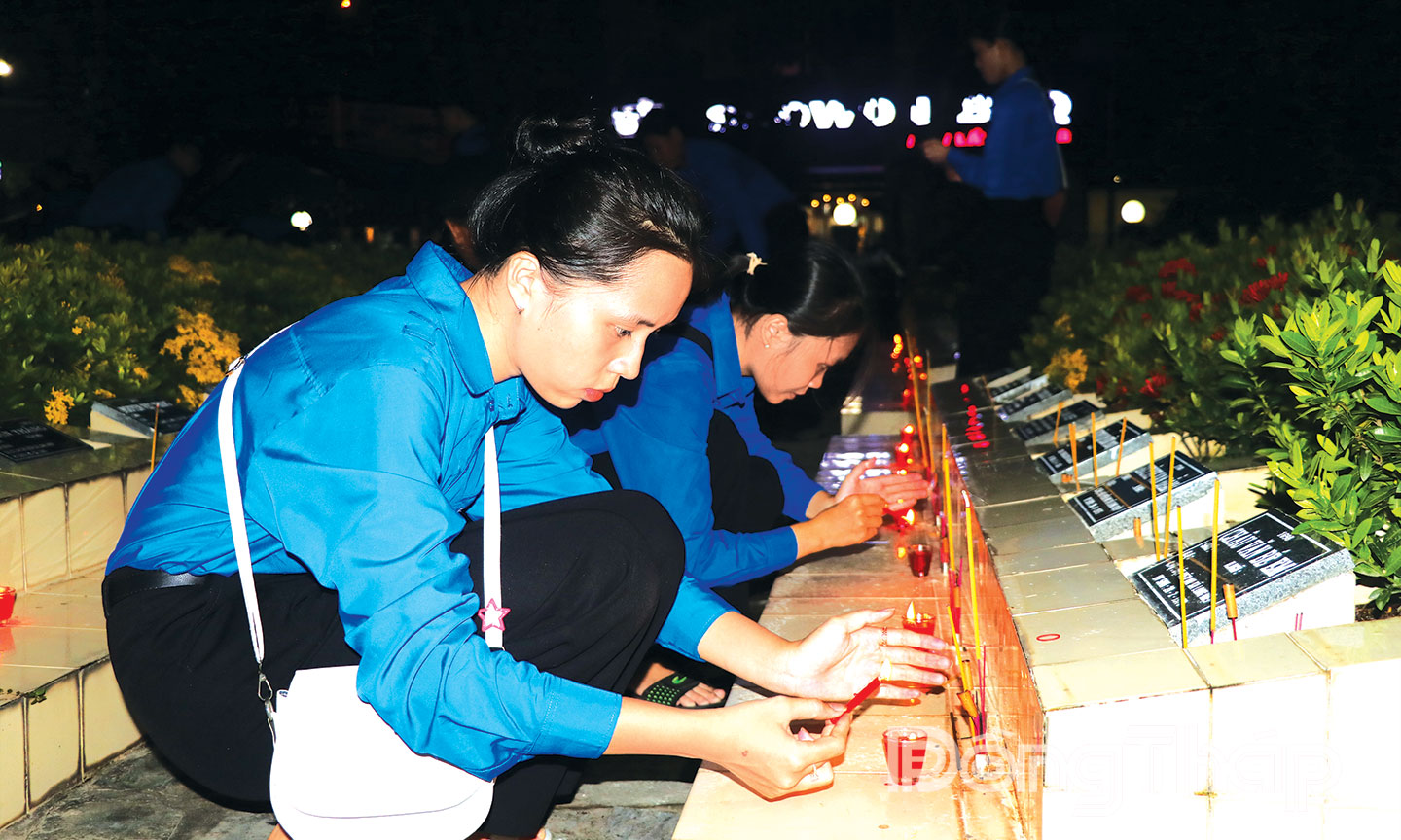Đoàn viên, thanh niên tham gia thắp nến tri ân tại Nghĩa trang liệt sĩ tỉnh (phường Mỹ Trà).