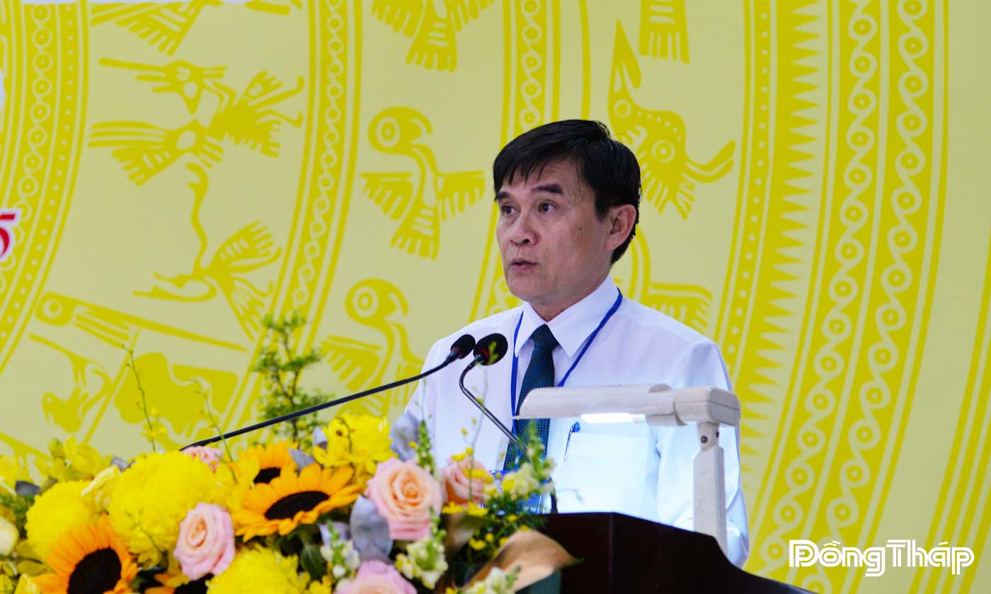 Đồng chí nguyễn Văn Mười phát biểu chỉ đại Đại hội.